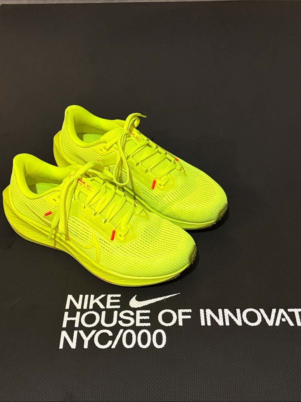 Nike Pegasus 40 Women’s Size 7 Color Volt
